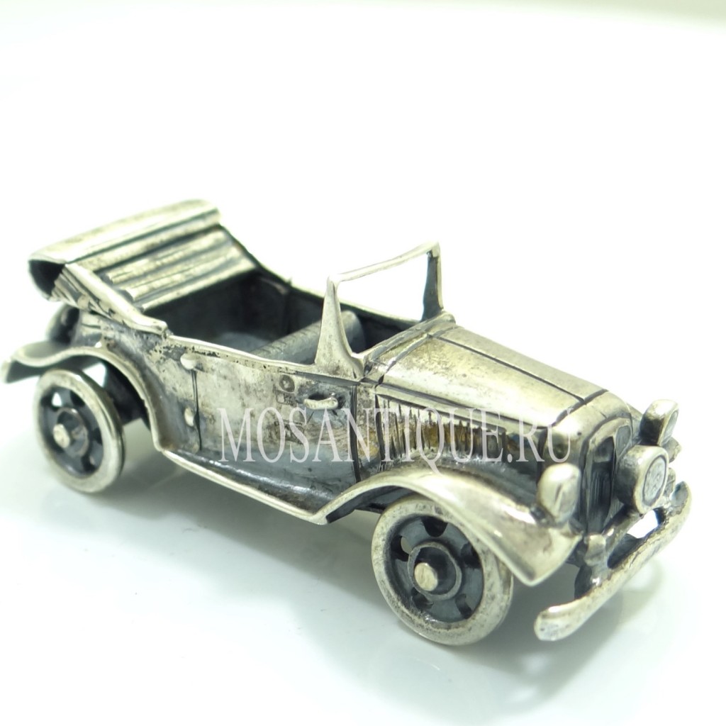 Серебряная модель  автомобиля  "Adler"
