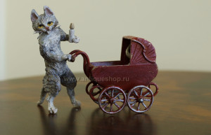 Фото венской бронзы "Кошка с котенком в коляске"