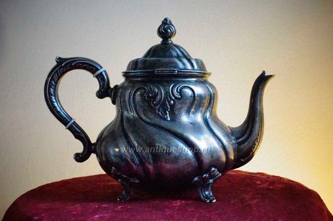 Старинный серебряный чайник
