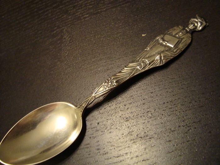 Фотография антикварной серебряной ложечки