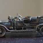 Серебряная миниатюра старинного автомобиля..jpg